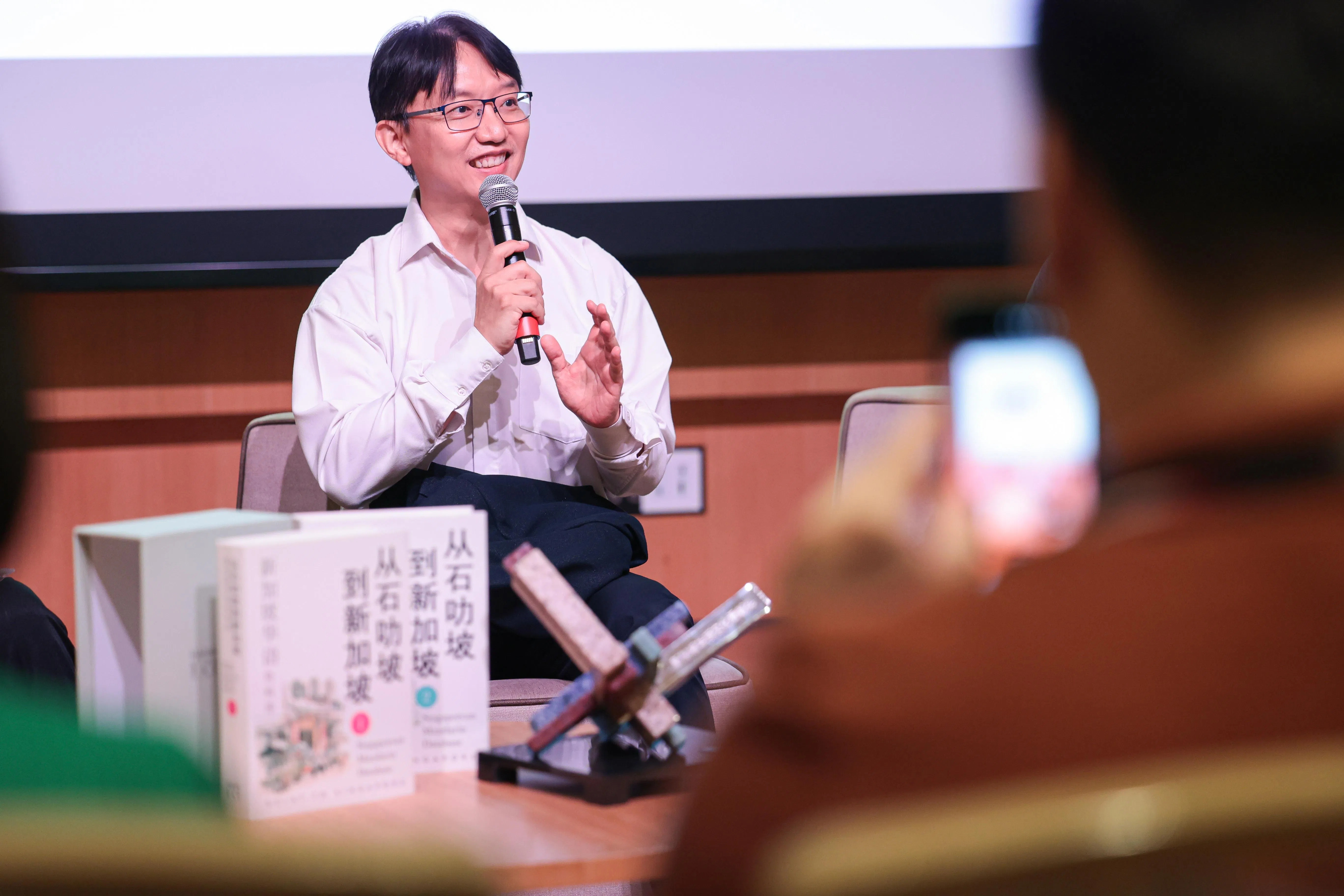 南洋理工大学国立教育学院副教授陈志锐说，方言承载着许多华语无法完全传达的文化细节，当这些内容以方言在电影和付费电视里呈现时，更容易让观众产生情感共鸣和亲近感。（档案照片）