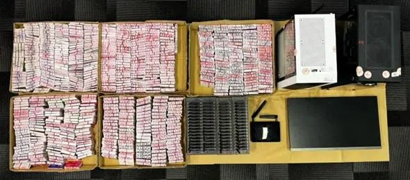 警方在行动中起获逾1万4000张预付电话卡以及多个电子配件。（新加坡警察部队提供）