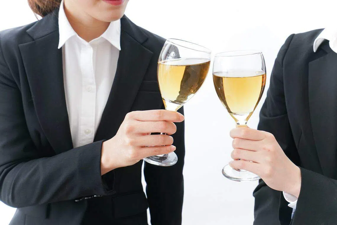 喝了酒会脸红的话，每周不宜喝超过三个单位的酒精饮料。（iStock图片）