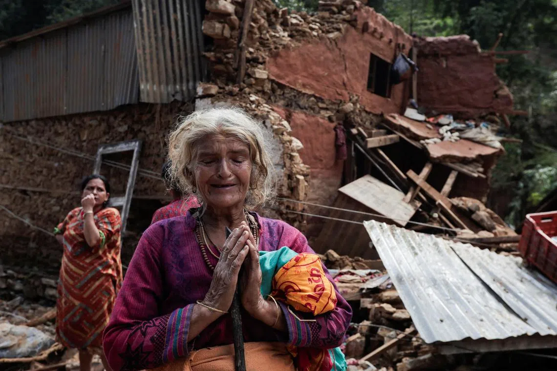 卡夫雷县帕瑙蒂市比湿达那村70岁灾民蒂拉·库马里·胡马盖因的房子被洪水冲走。（路透社）