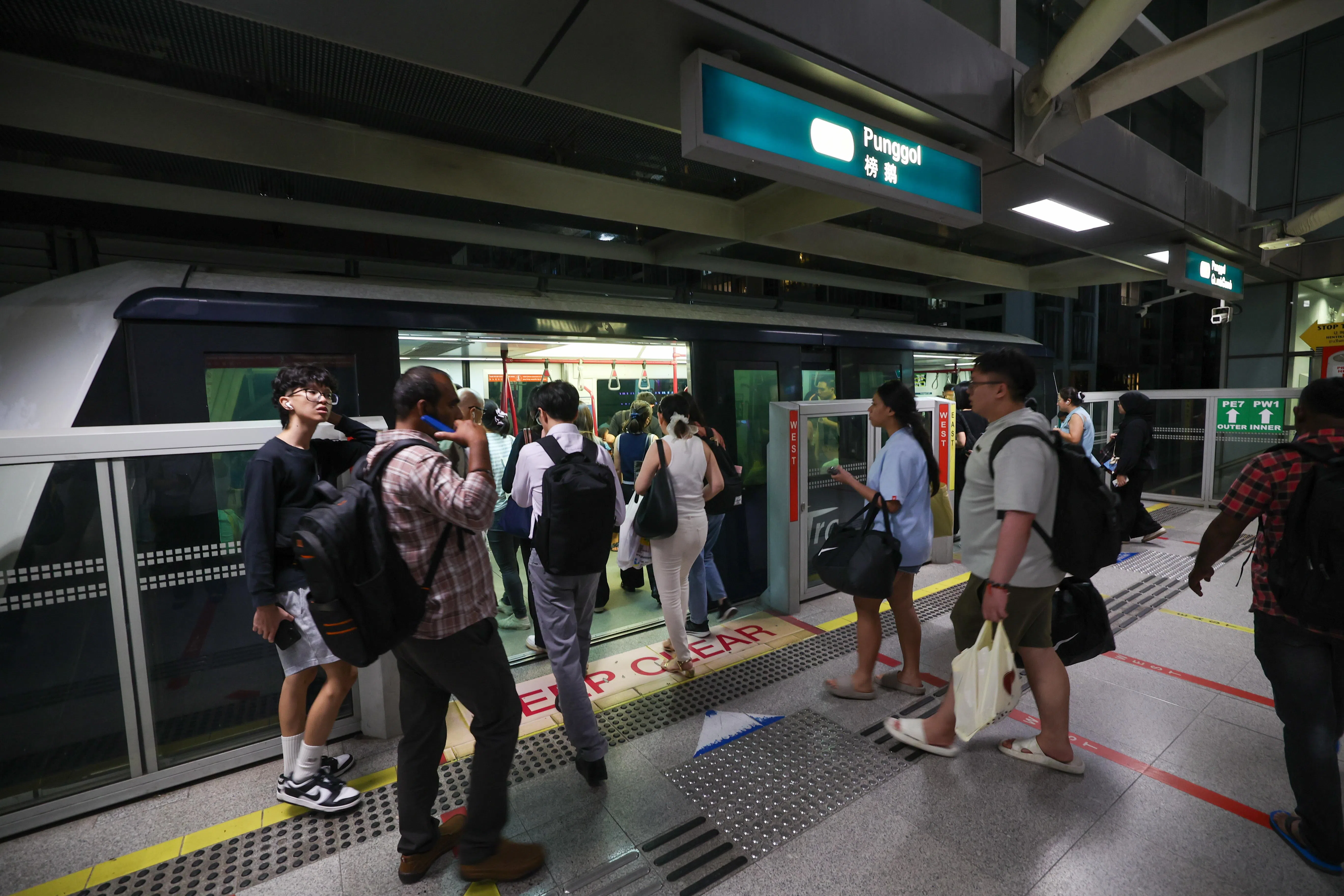 星期二晚上9时23分，新捷运通报盛港—榜鹅轻轨列车服务全面恢复。（蔡家增摄）