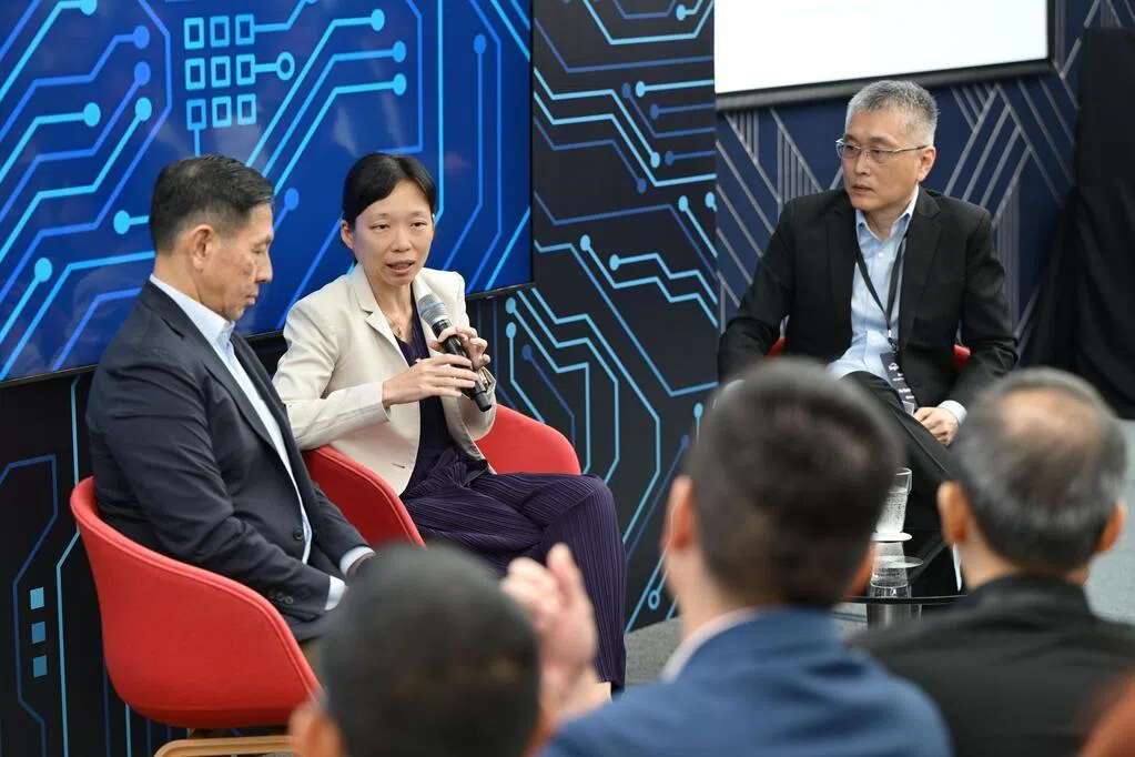 各行各业在采纳人工智能时须对症下药，新电信与新加坡管理学院职业深造学院携手推出面向中小企业的人工智能计划，协助企业量身定制解决方案，利用人工智能破解实际营运痛点。