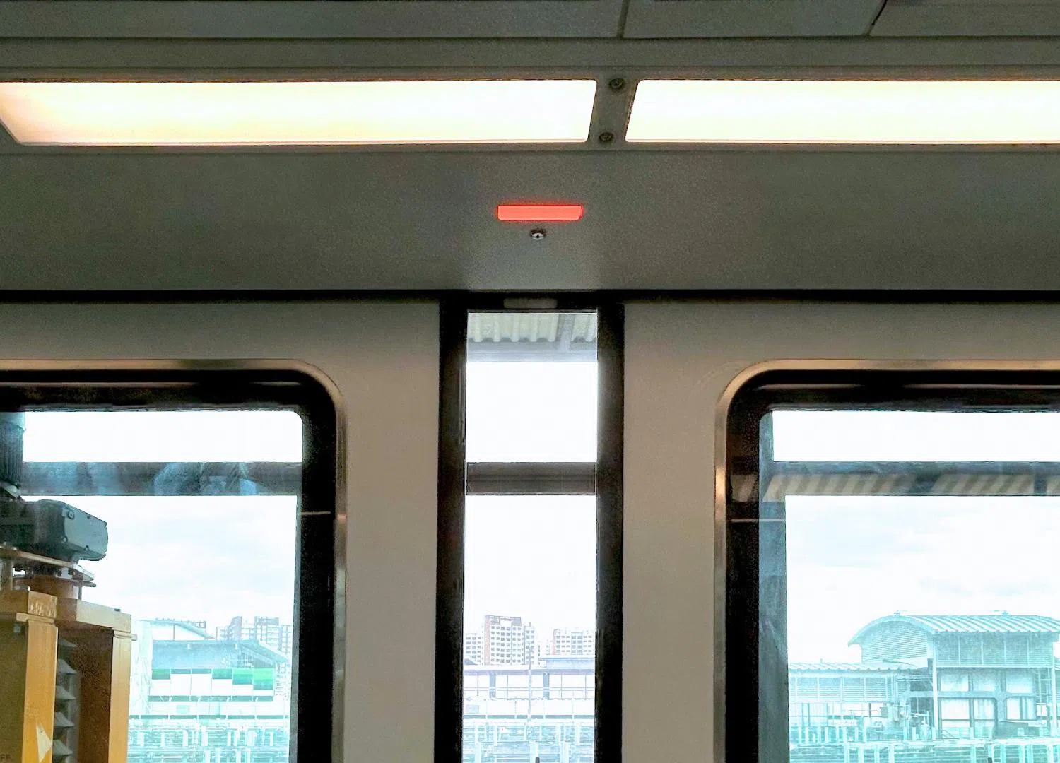 新列车增设警示灯，提醒乘客车门即将关闭。（陆交局提供）