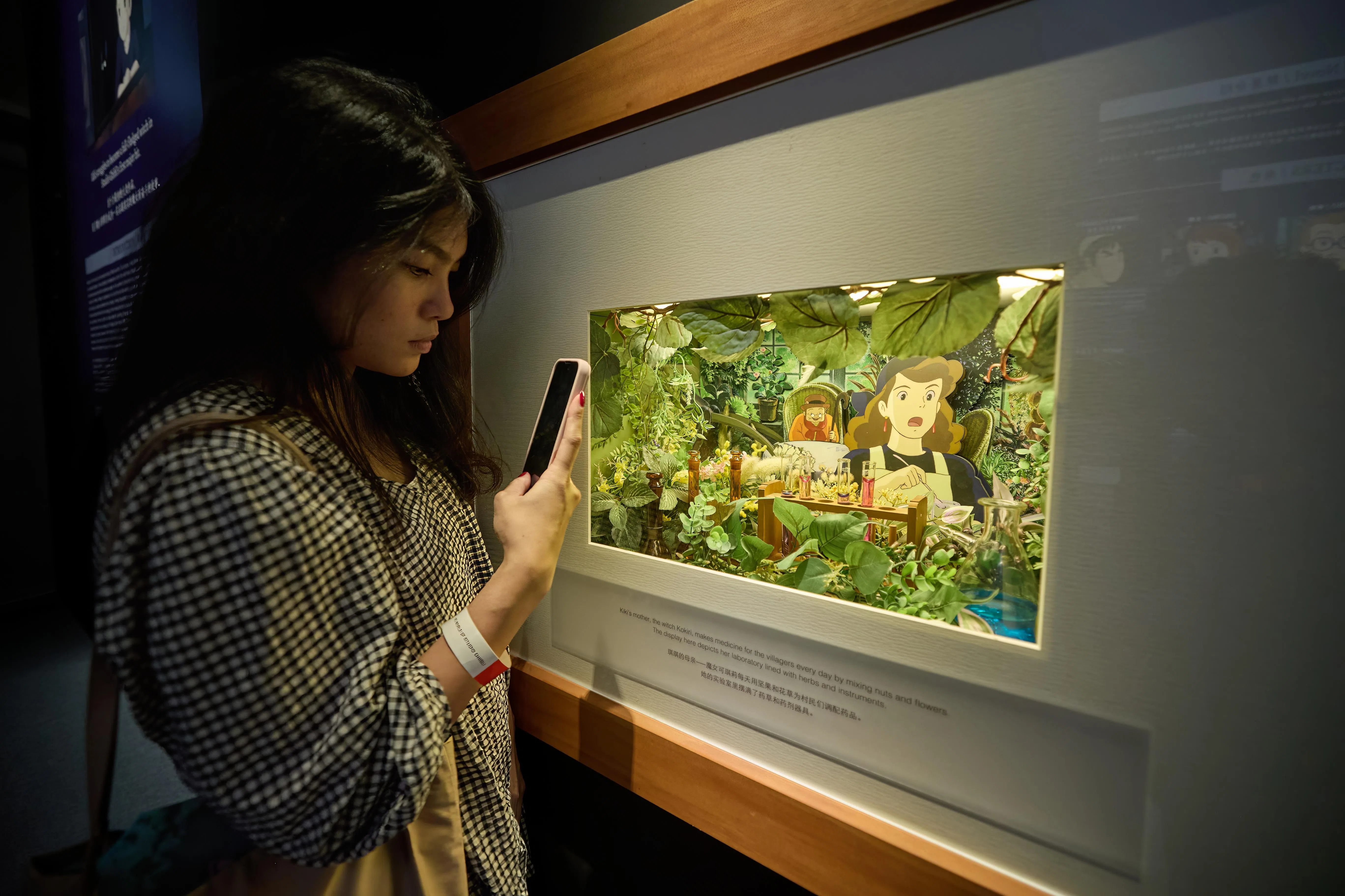 特展中设有一些小箱子，里头有精致的装置品。（吴先邦摄）