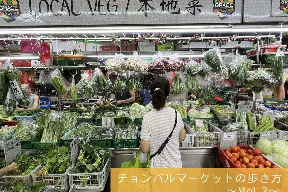 佐藤一穂平日早上先送儿子去托婴服务中心，接着去中峇鲁巴刹买菜，然后回家下厨。（受访者提供）