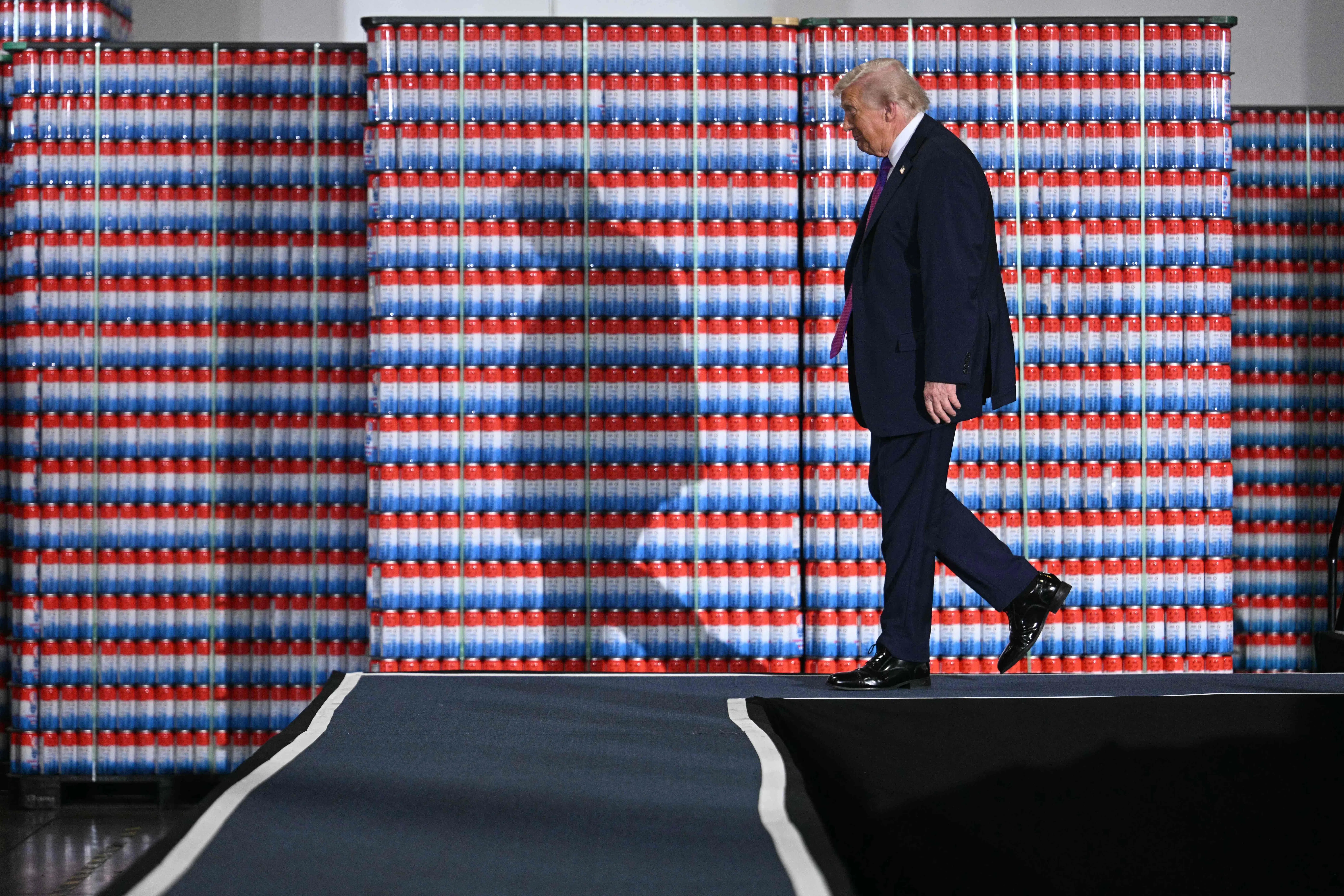 特朗普被福克斯新闻问及他买自己最喜欢品牌的同款鞋子送内阁成员一事，他说：“这款鞋子不错。”（法新社）