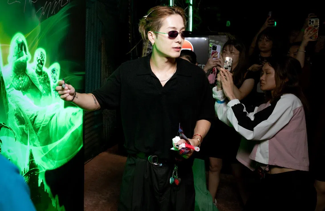 王嘉尔日前来新，与张权等一行人一起勇闯自己设计的鬼屋。（Team Wang design提供）