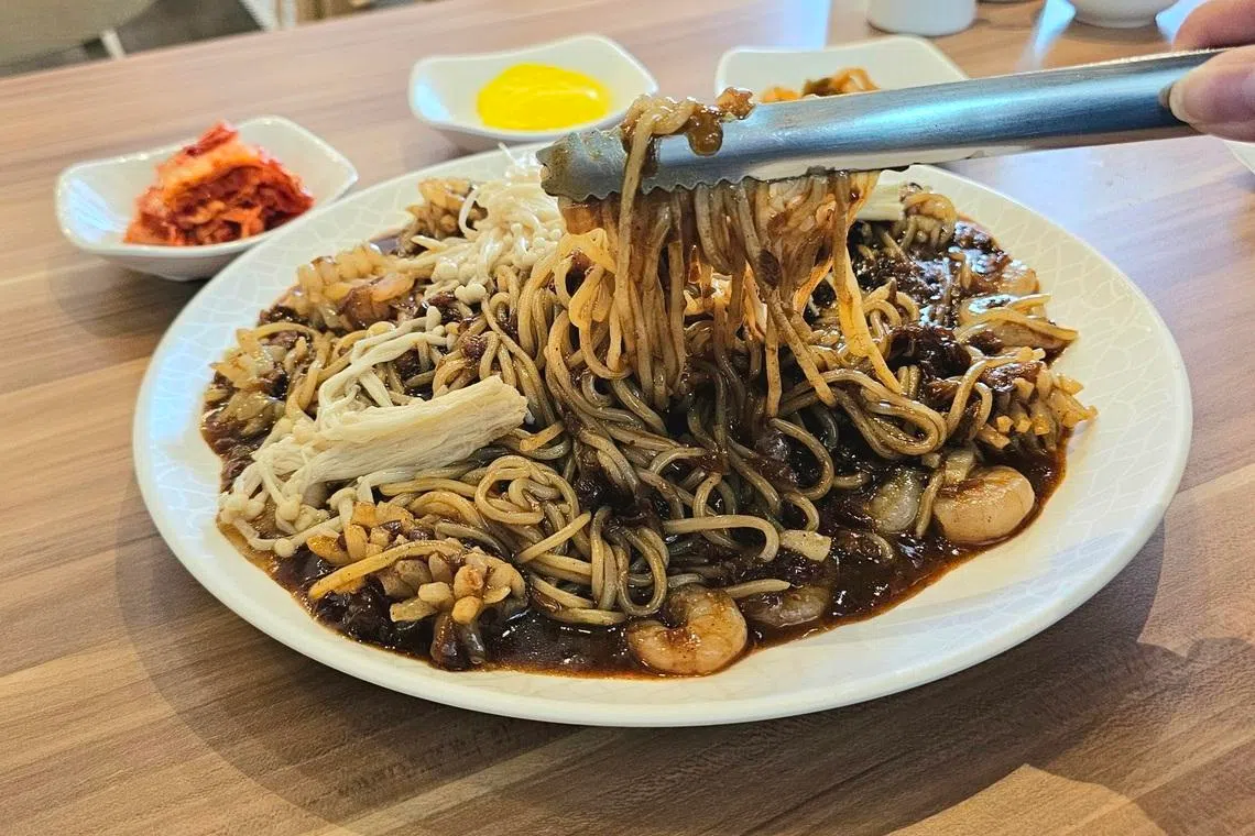 浓郁的酱汁覆盖海鲜炸酱面。（黄亿敏摄）