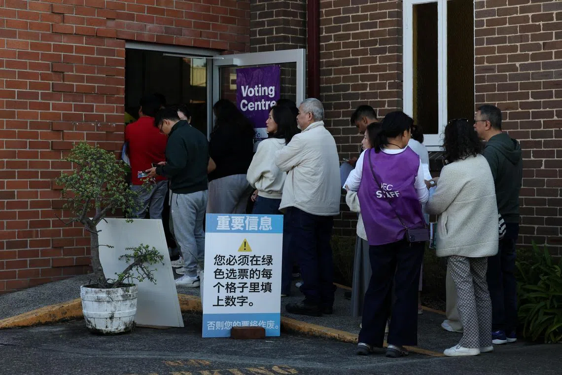 5月2日，选民在澳大利亚大城市悉尼贝尼朗选区（Bennelong）的预先投票站外排队。（路透社）
