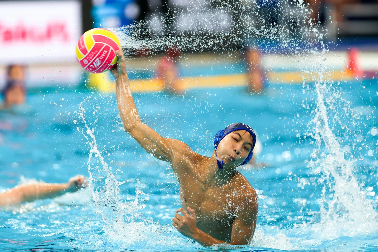我国水球选手吴镇廷在对阵南非的排名赛攻入两球，帮助新加坡水球男队取得世锦赛首胜。（张俊杰摄）