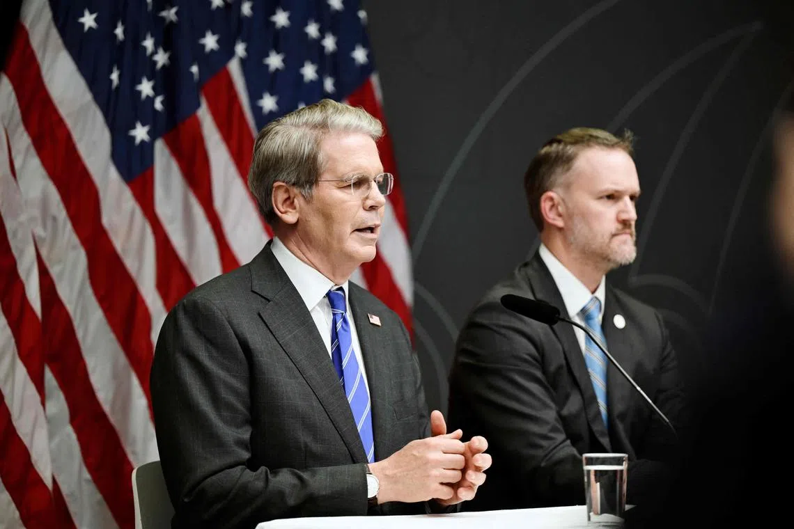 7月29日，美国财政部长贝森特（左）和贸易代表格里尔在罗森巴德举行新闻发布会。（法新社）