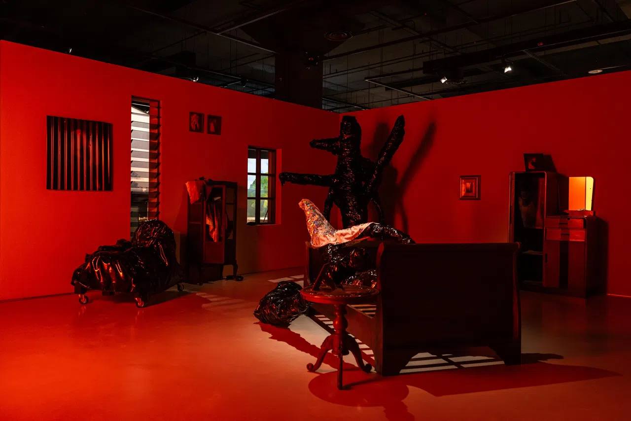 苏里·马兹兰装置《执念能否成为另一种存续方式？》将个人创伤可视化。（新加坡美术馆提供）