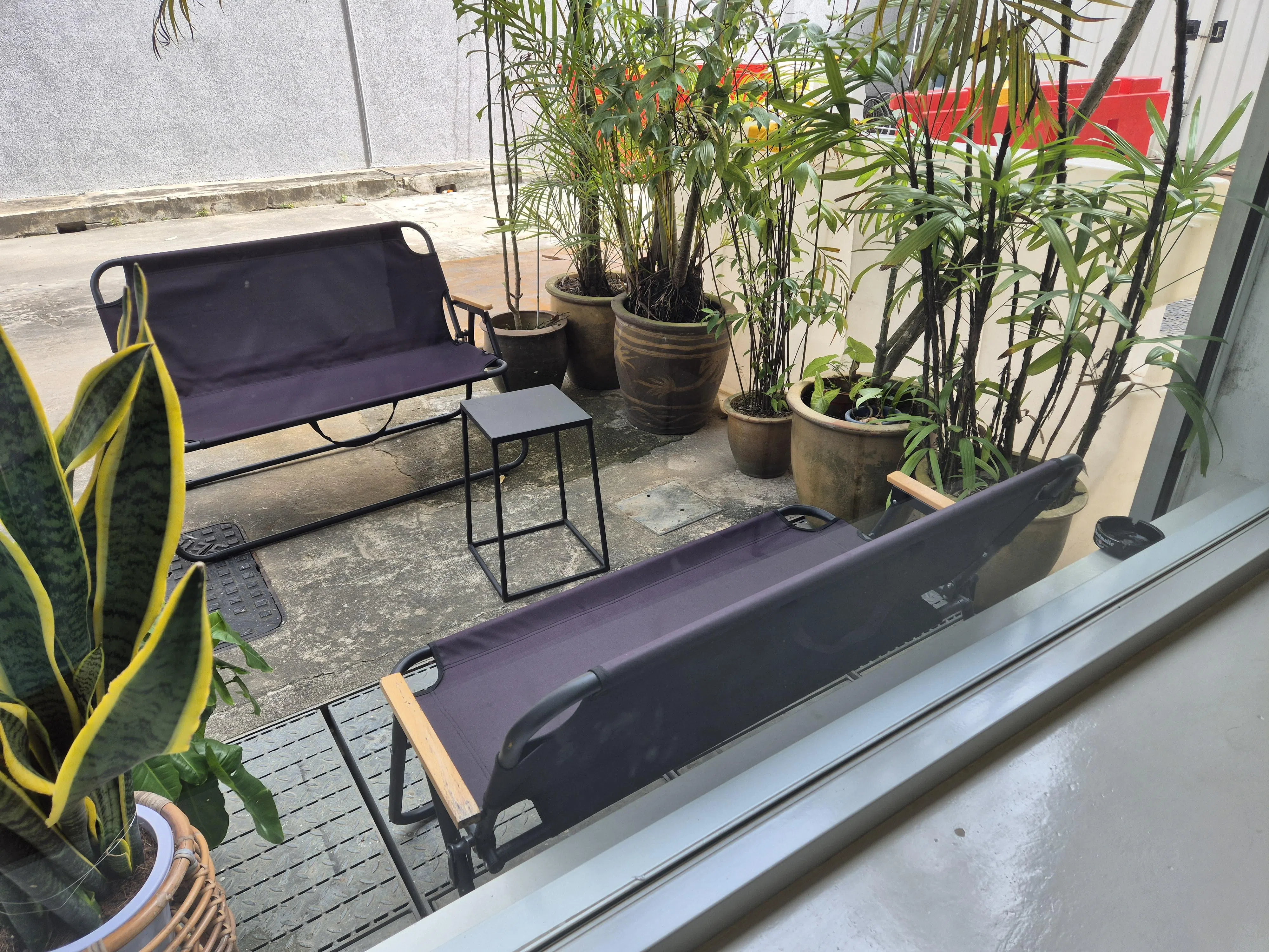 室内冷气座位有限，户外有简单的帆布椅。（陈爱薇摄）