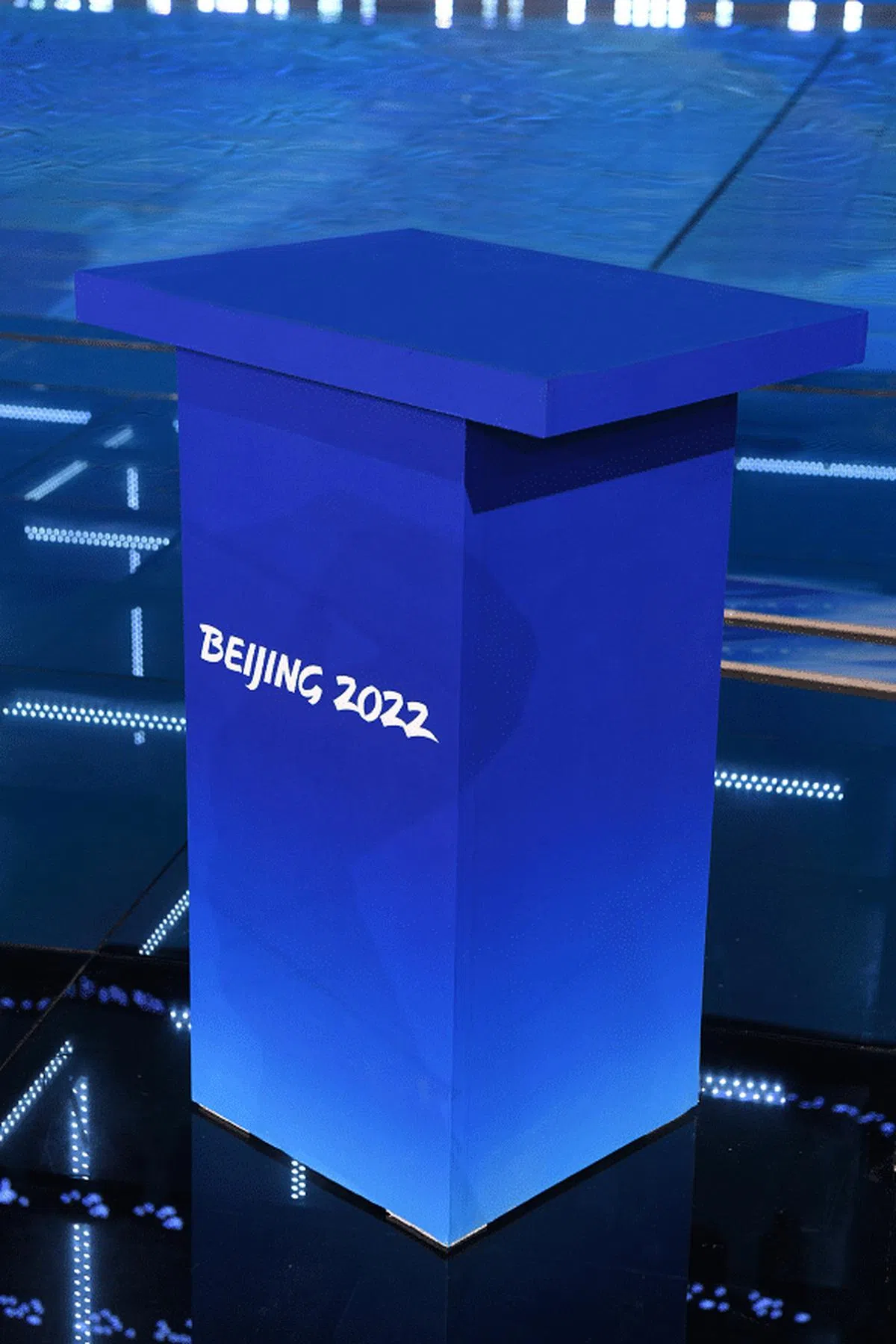 用于单人项目的颁奖托盘放置台。（央视新闻） 