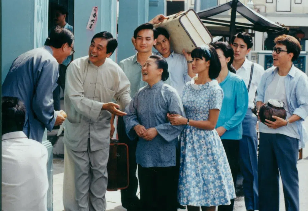 1995年，钱昶均（后排扛行李箱者）和香港资深老戏骨曾江（前排左二）在《潮州家族》合作。（新传媒档案剧照）