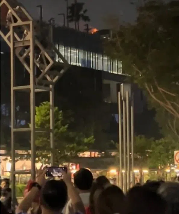 不少公众在淡滨尼天地外的道路上目睹火患后，纷纷停下脚步观望。（取自网络）