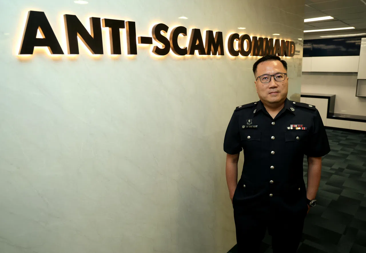 反诈骗指挥处高级调查员李再发助理警监指出，近期新趋势是骗子要求受害者交出现金或贵重物品，公众应警惕，切勿答应骗子要求。（郑一鸣摄）