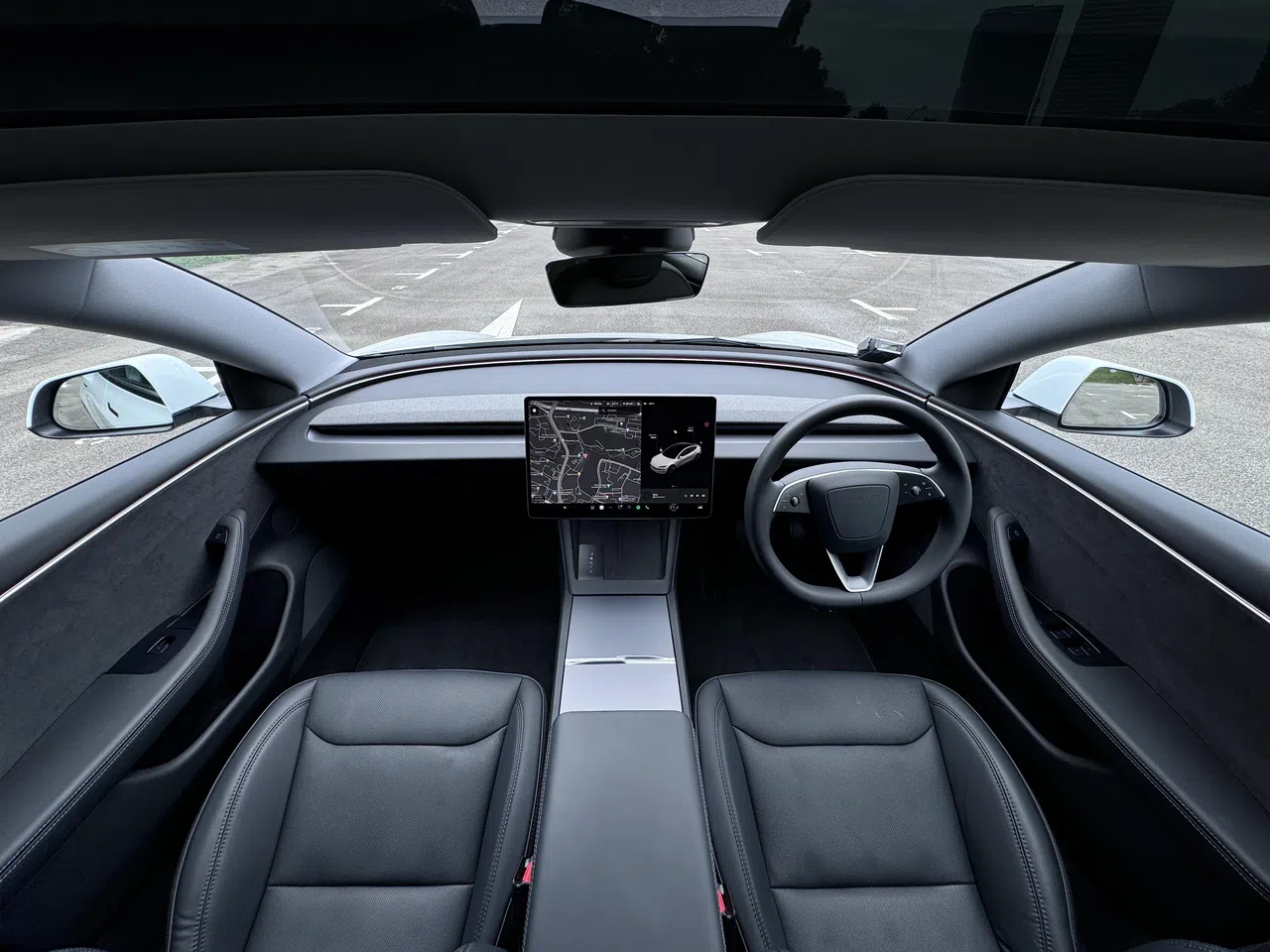 前座椅采用电动调节，坐感舒适。（龙国雄摄）