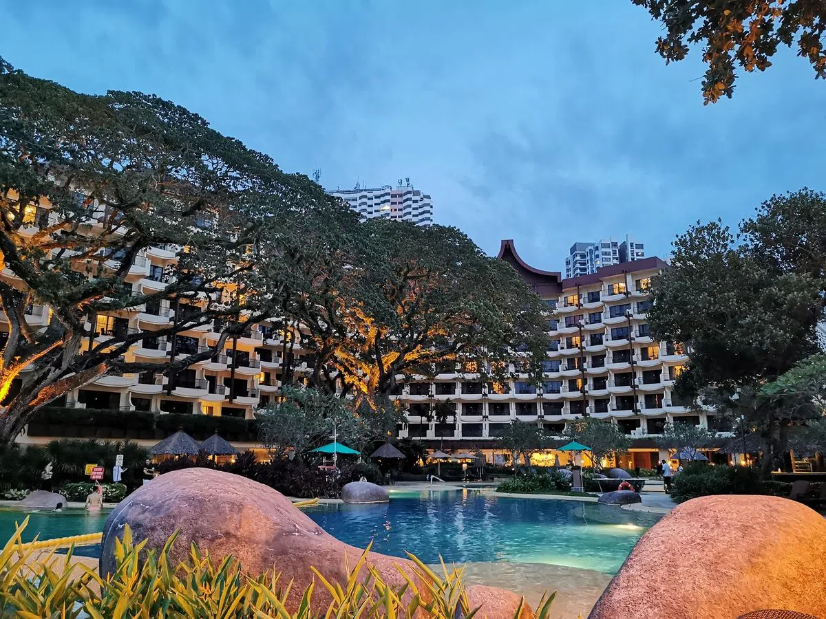坐落在峇都丁宜海边的沙洋香格里拉，是马来西亚第一个奢华酒店和度假村，保留老树绿荫。（陈爱薇／图）
