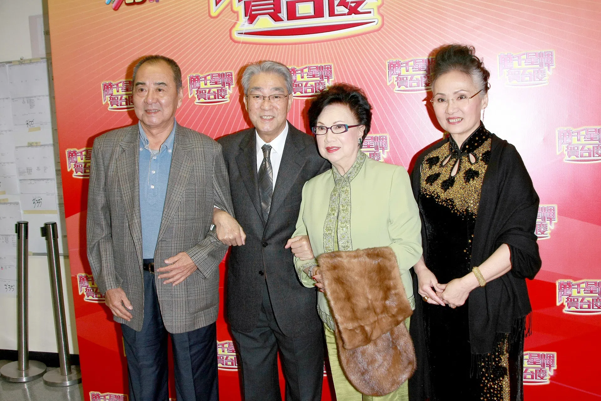 雪妮（右起）与曾在TVB拍剧的演员梁舜燕、周骢、江汉合照，如今四人皆已作古，周骢更是与她同于2025年7月4日传出去世消息。