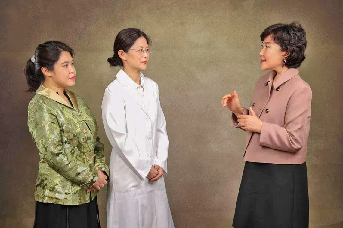 金匮创始人平女士（右一）携手中医专家汤玲教授（中）和孙天琳博士打造便捷的中医调理养生产品。（图/商家提供）