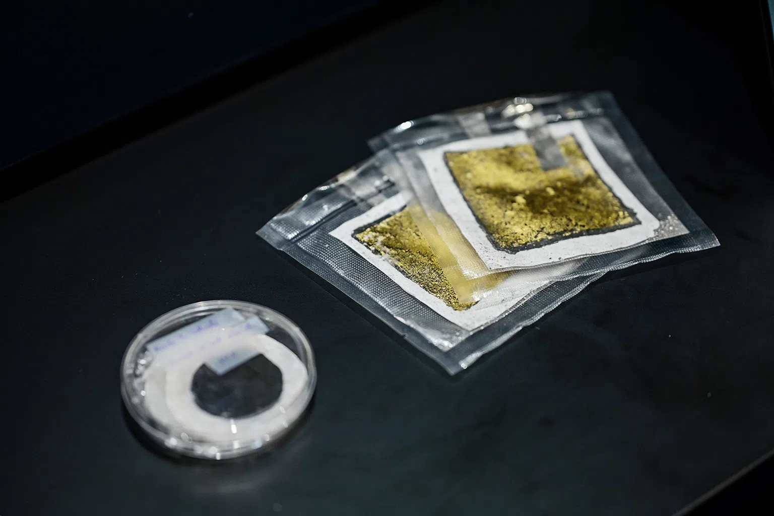 新加坡团队研发的纸电池，体积轻盈超薄且可塑性强。（图/Oppo提供）