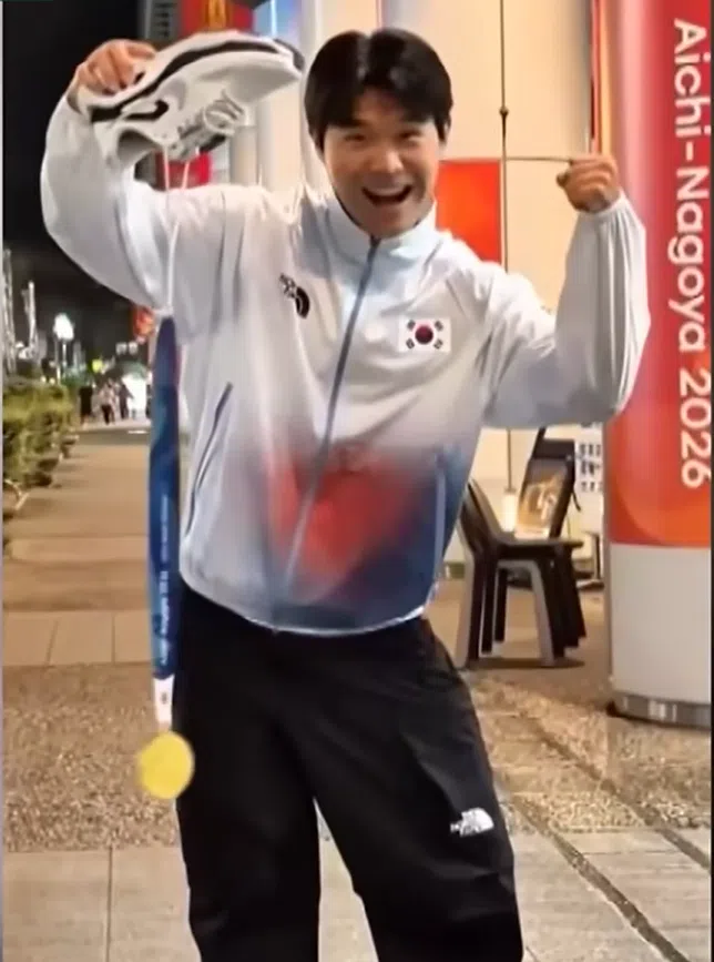韩国男足后卫崔宇振在夺冠后发布了一段被指模仿受伤军人跛行的视频，并从脱下的鞋里倒出金牌。（取自互联网）