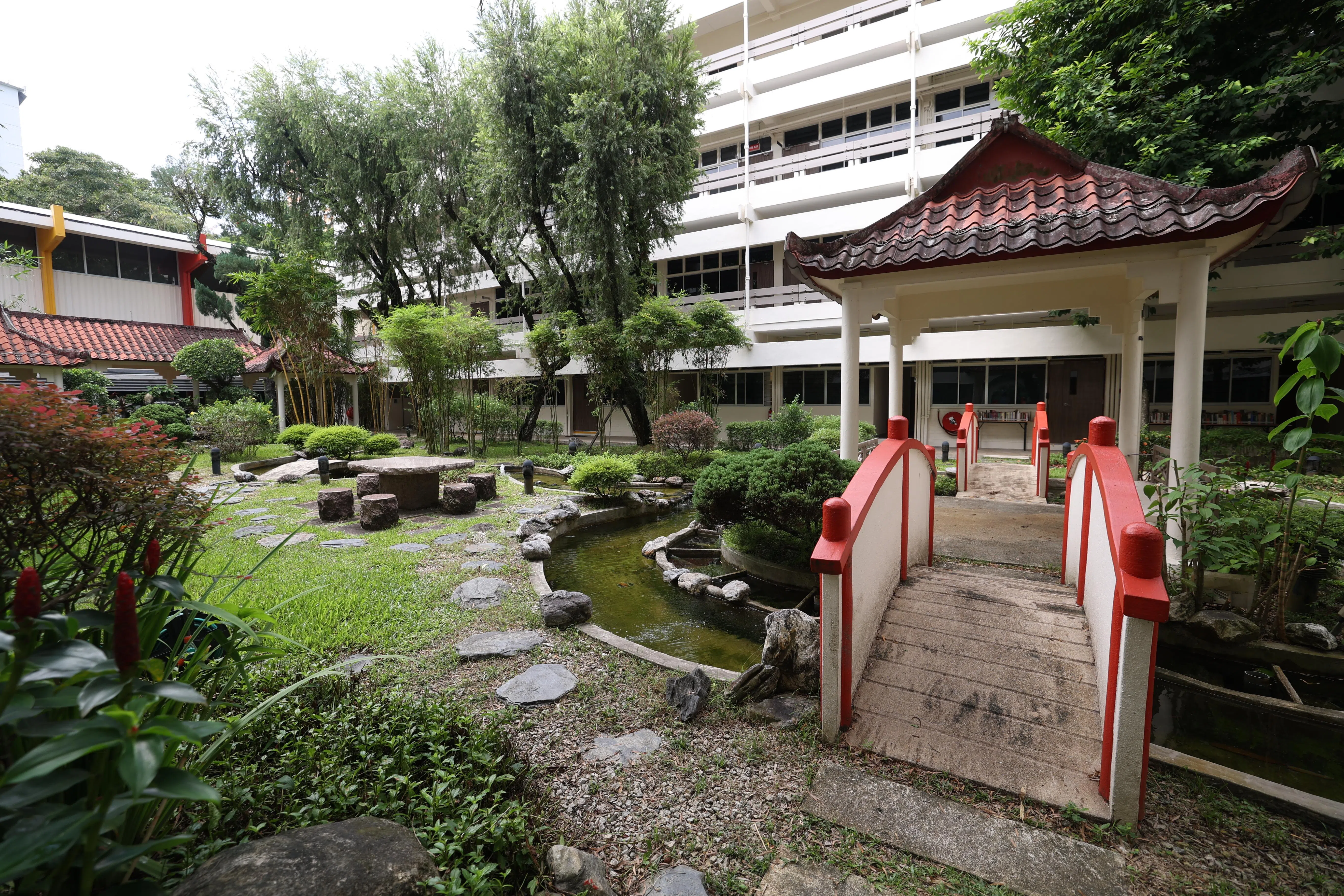 华文教研中心院子里的竹林和茂盛的草木、石桌和凉亭，让人能和大自然亲近，对教职员和前来参加培训课程的教师来说，是一个让心灵得到放松和治愈的空间。（吴先邦摄）