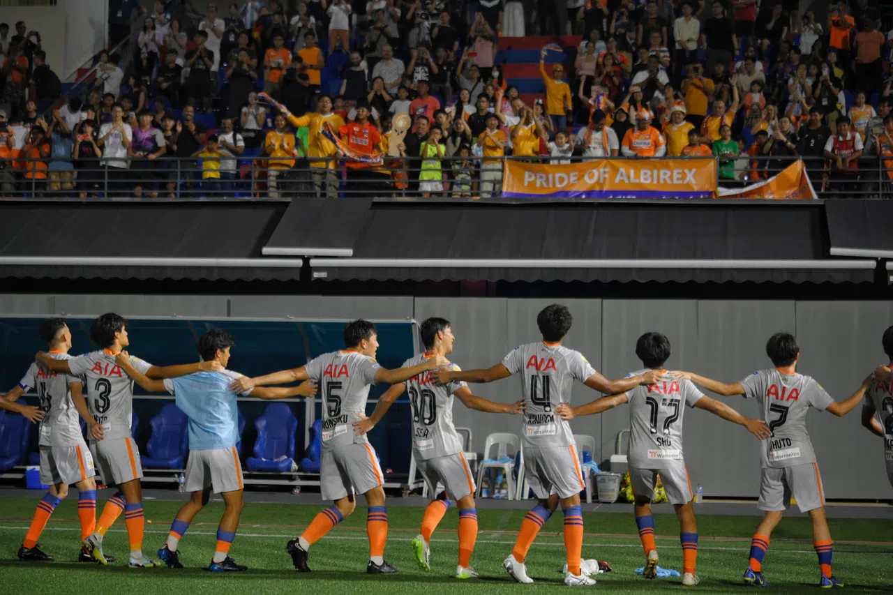 新潟队球员夺冠后一起到场边感谢球迷的支持。（海峡时报）