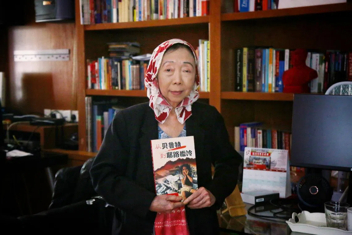 洪瑞钗把她在巴勒斯坦难民营的刻骨经历，写成《从贝鲁特到耶路撒冷》一书。（特约陈福洲摄）