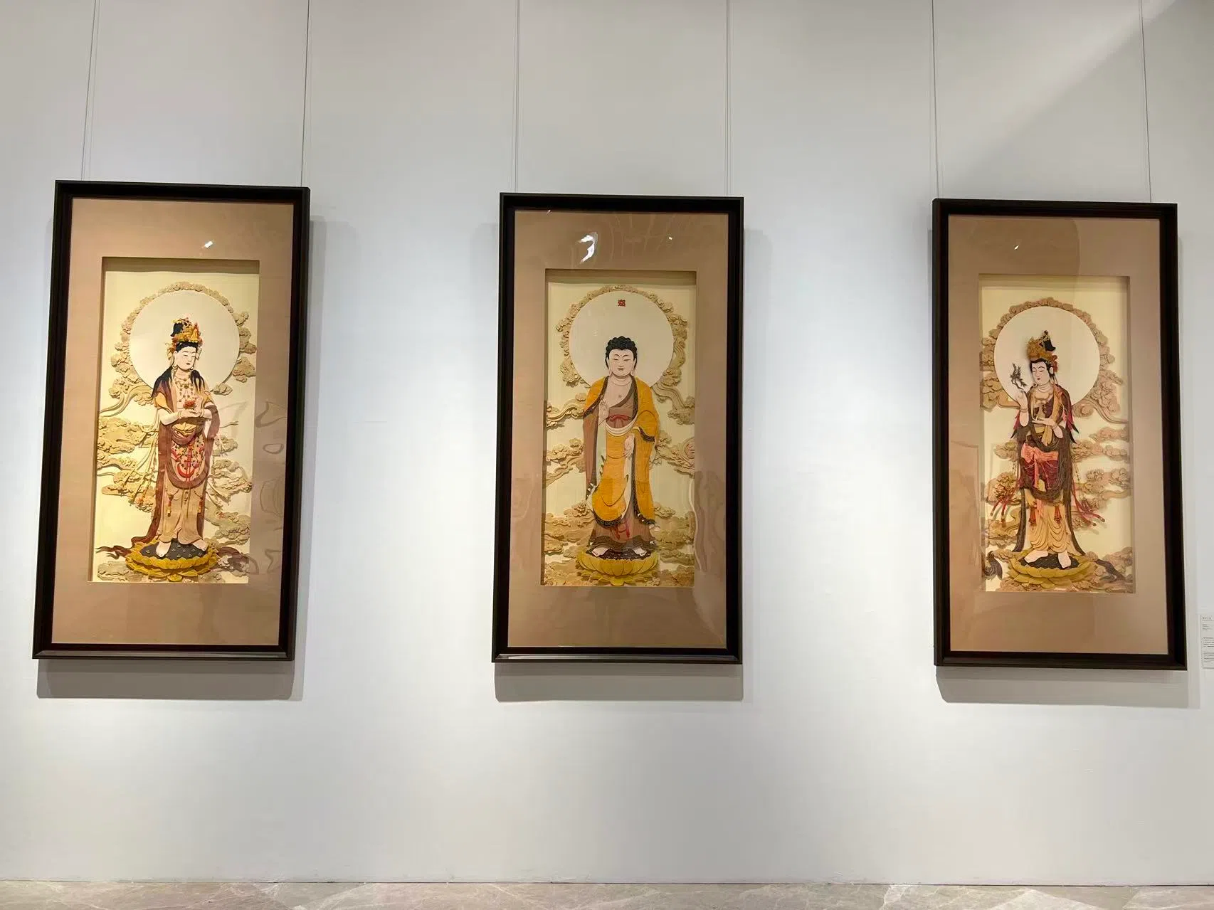 虽非佛教徒，李宝凤和厦门南普陀寺法师交谈后，创作的《西方三圣》获赞誉。（顾功垒摄）