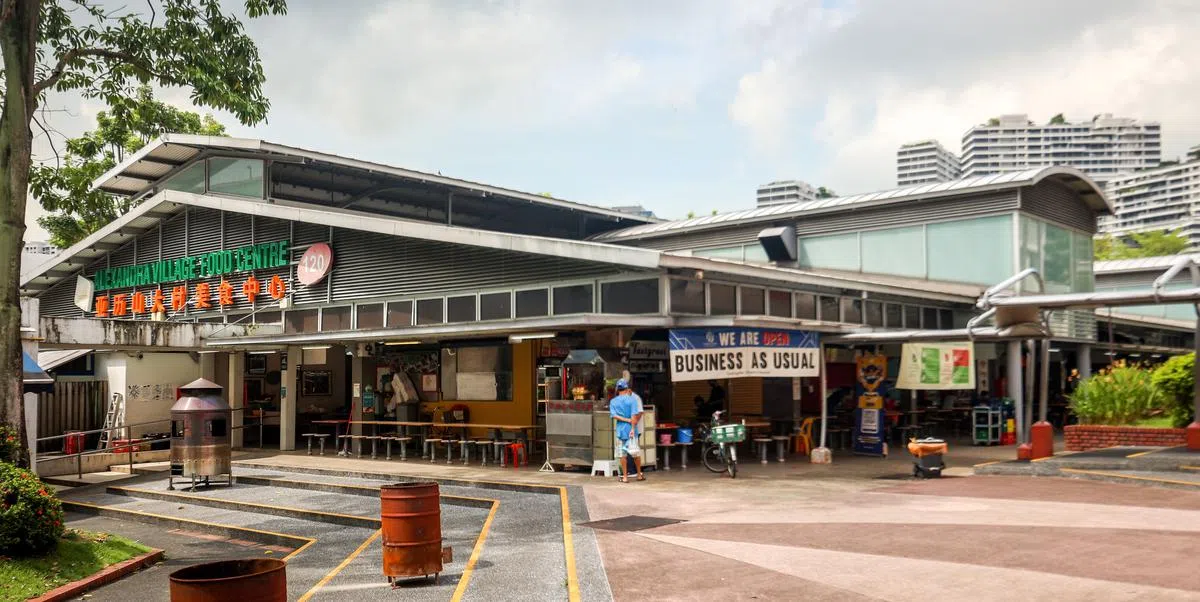 这家熟食中心有个有趣的特色- 售卖鳄梨果饮料的摊位特别多，你注意到了吗？（摄影 / 叶振忠）