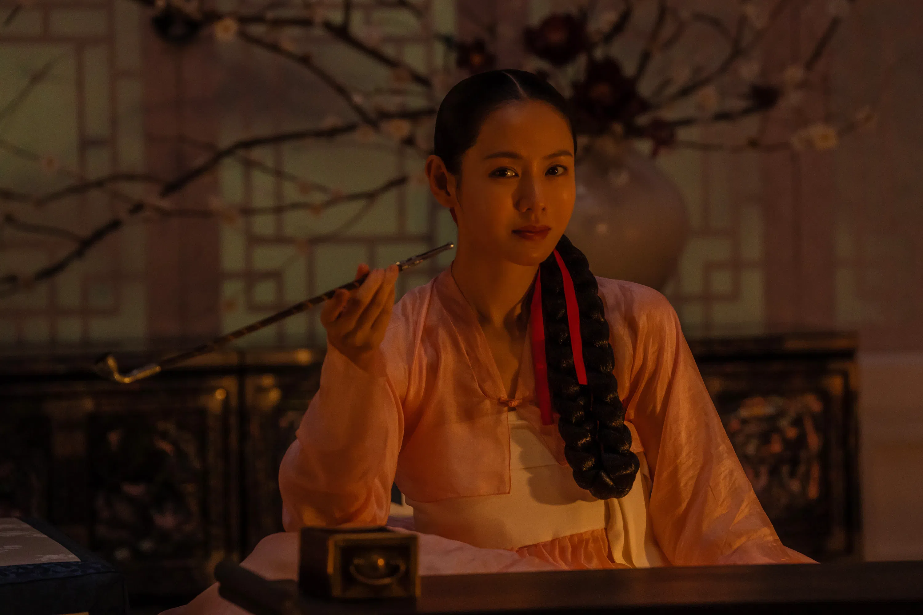 孙艺真饰演的赵氏夫人，代表着被保守时代压抑的知识女子。（Netflix提供）