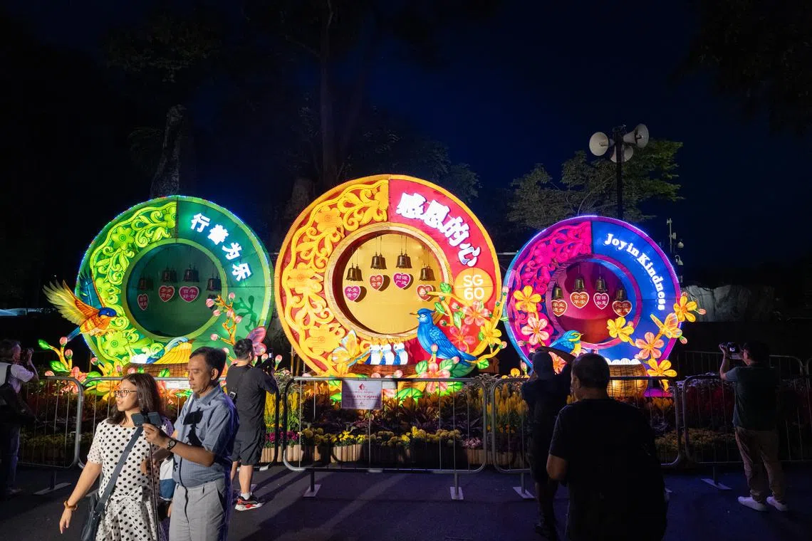这些祝福铃铛代表着各种幸运愿望，访客可为心仪的祝愿投掷硬币，由此许愿。许愿投币所收集到的款项将全数捐赠给进觉福利协会。（特约沈康雄摄）