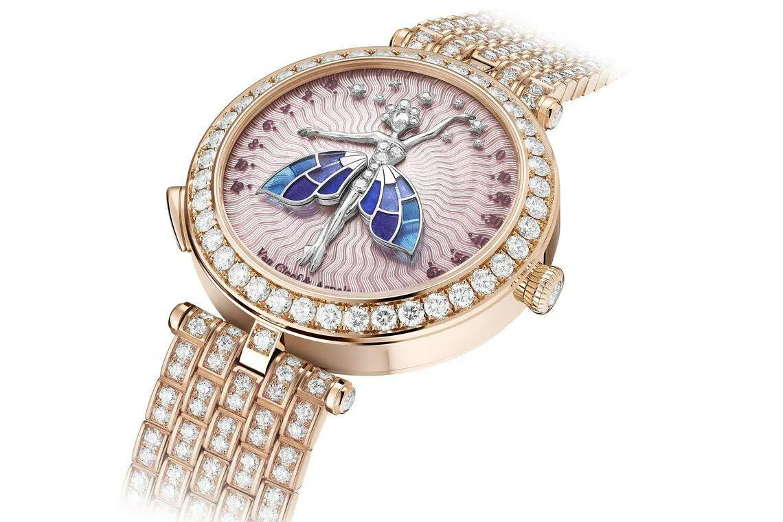 Lady Arpels Ballerine Enchantée Rose Gold腕表展示彩绘玻璃珐琅工艺。（品牌提供）
