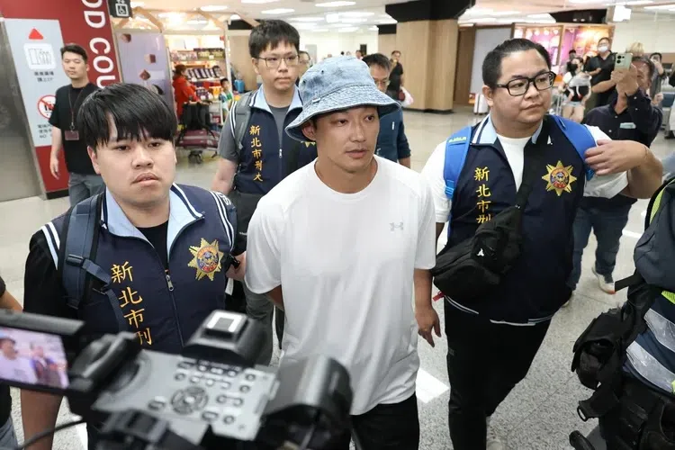 威廉（左二）涉入闪兵风波，下午从台东搭机返抵松山机场，被带往新北市刑大侦讯。（互联网）