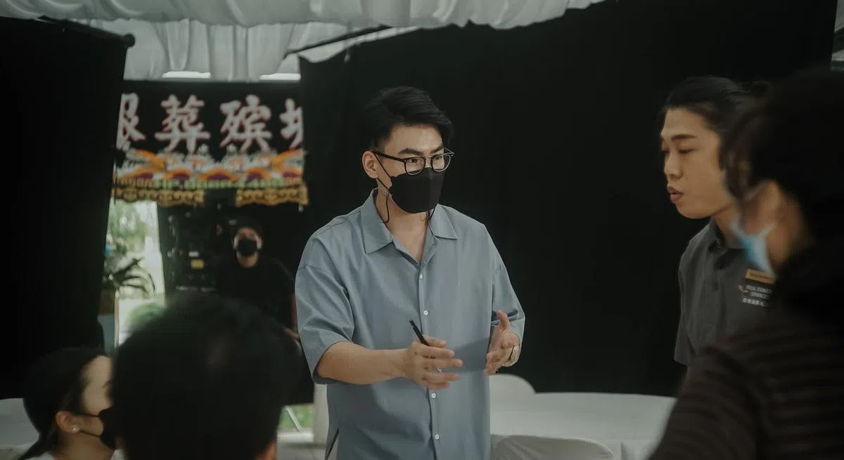 李昌荣（中）指导王伟良（右二）演出《烟熏到了眼睛》。（ 受访者提供）