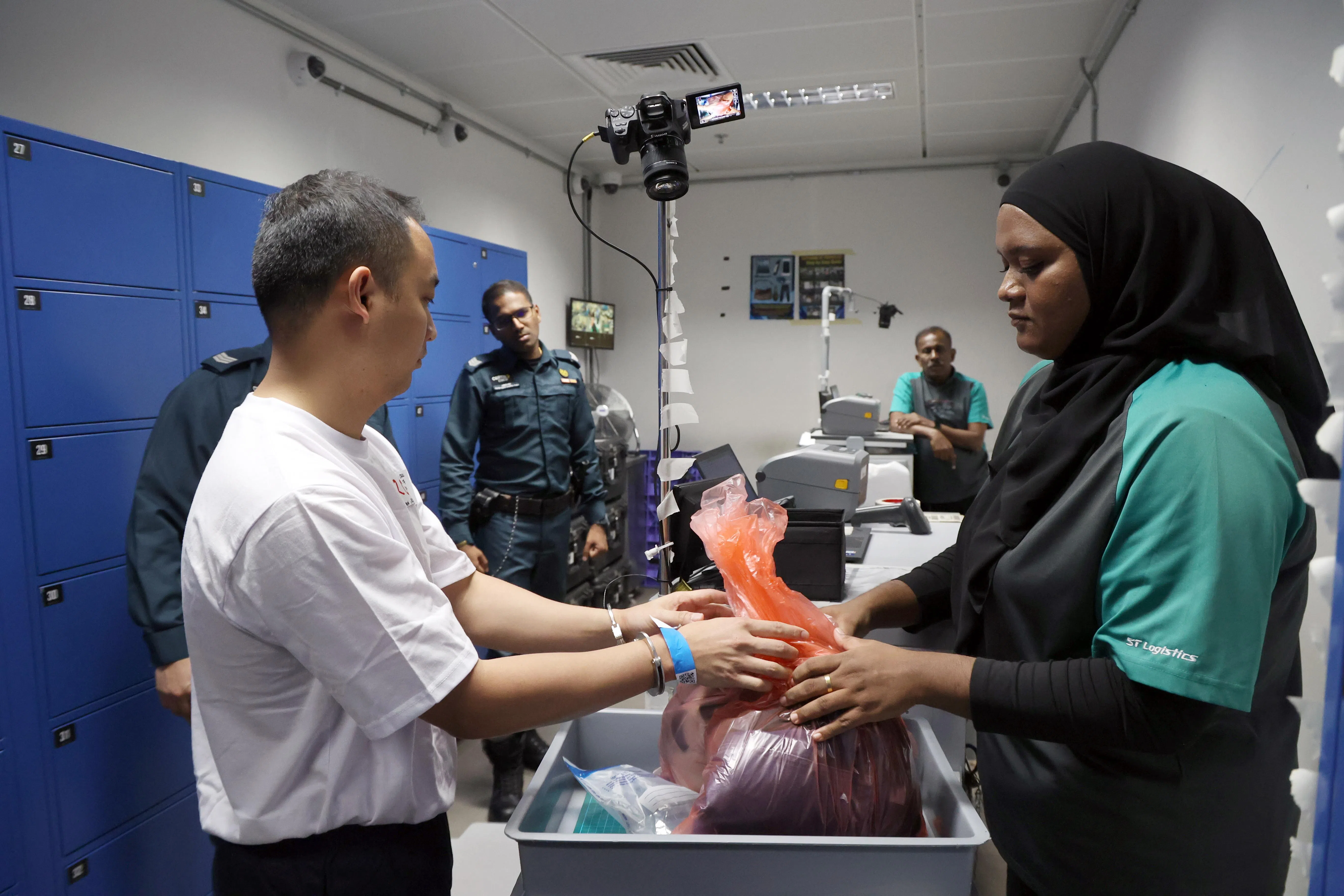 囚犯会上交私人物品和原先穿的衣物，由当局保管。（邝启聪摄）