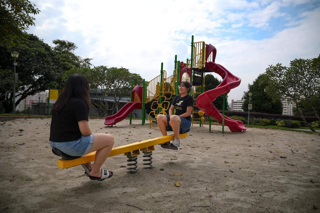 覃竖荑说，游乐场已经改建，但义顺邻里公园还是充满她儿时回忆的地方。（关俊威摄）