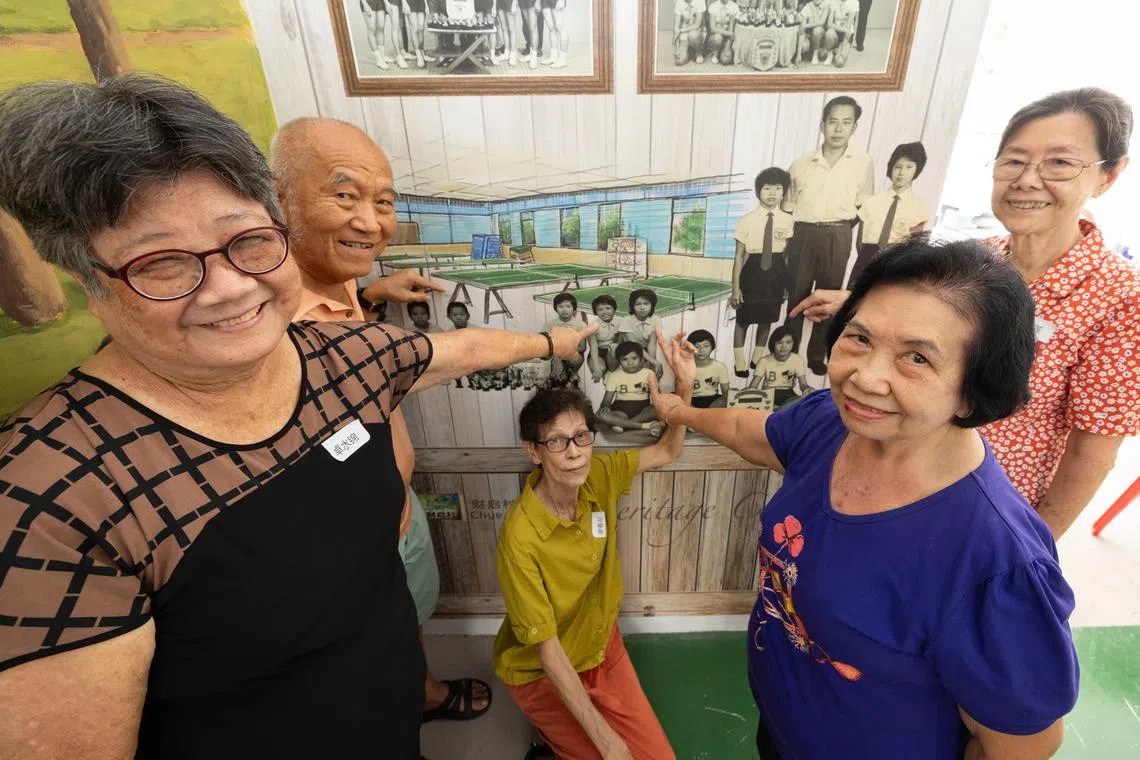 卓水锦（左起顺时钟）、廖火土、杨秋莲、胡金花和廖春花在旧照片上，指认出当年的自己。（特约沈康雄摄）
