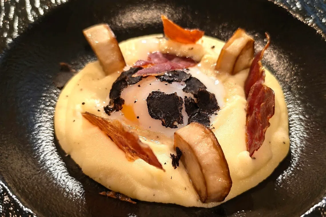 薯泥、杏鲍菇、黑松露与生鸡蛋铺叠盘中，拌匀再尝的体验，呼应“玩趣”主题。 （陈爱薇摄）