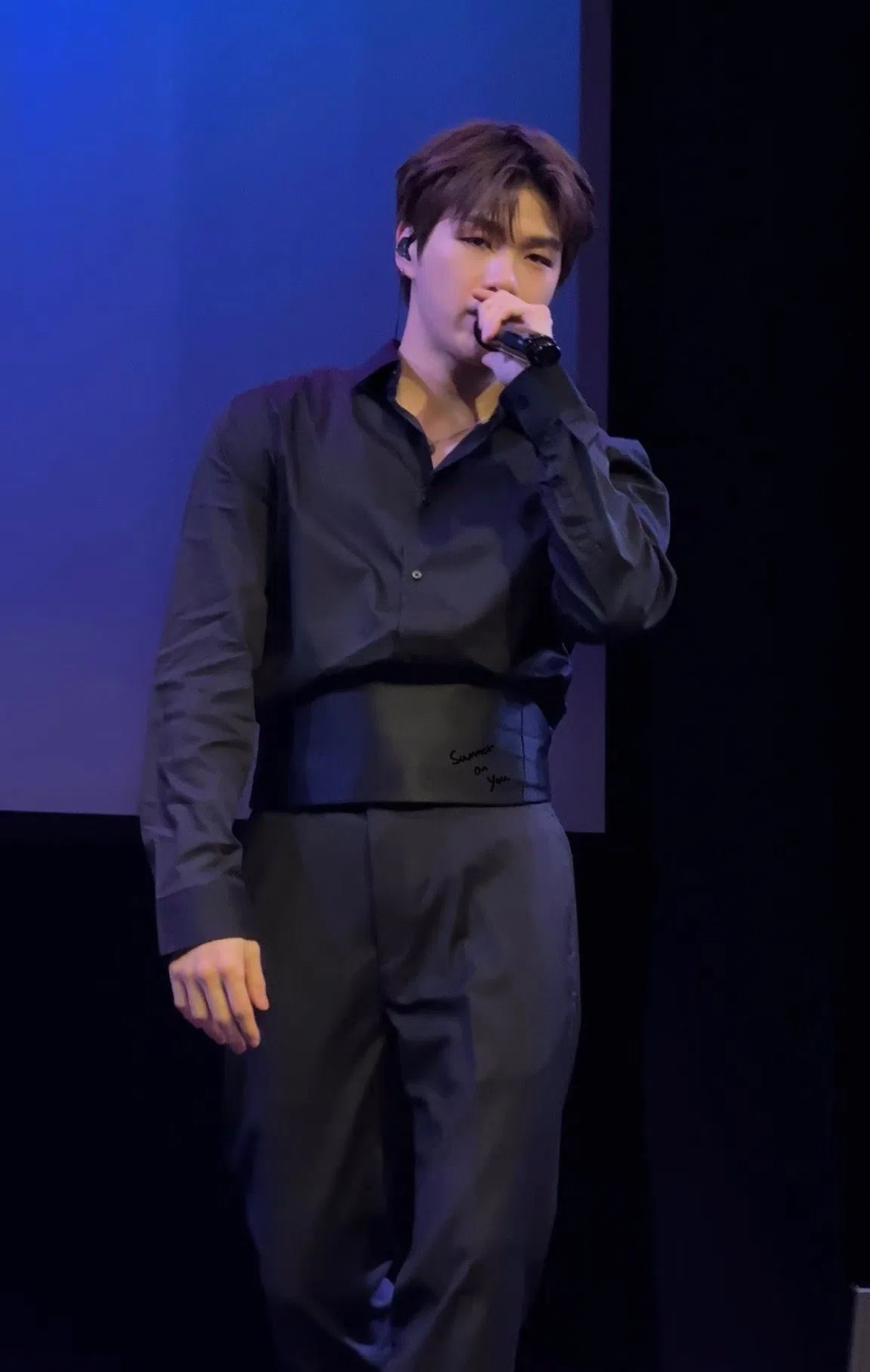 姜丹尼尔的服装全被盗窃，团队只好临时到平价商店添置新服装。（小红书）