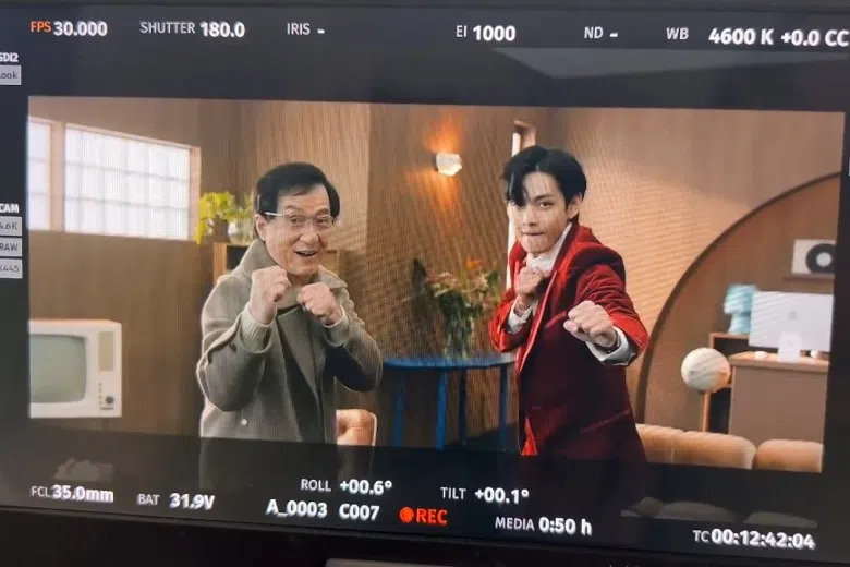 广告出街后，V（右）在IG限时动态公开幕后拍摄花絮。（取自V IG）