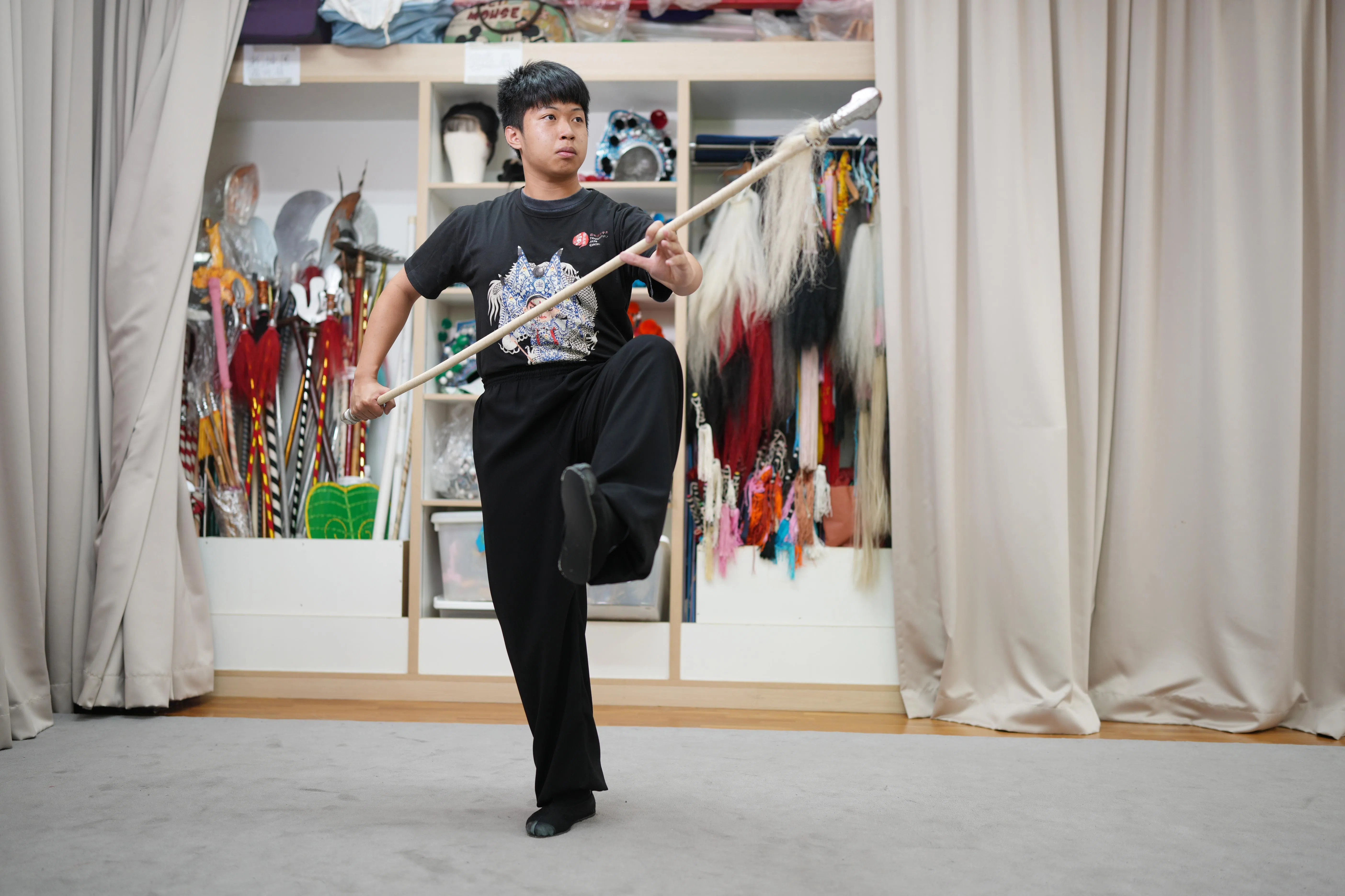 如果有一天不再唱粤剧，杨诺琛最怀念的是跟他从小一起唱戏、练功的同伴。（谢智扬摄）