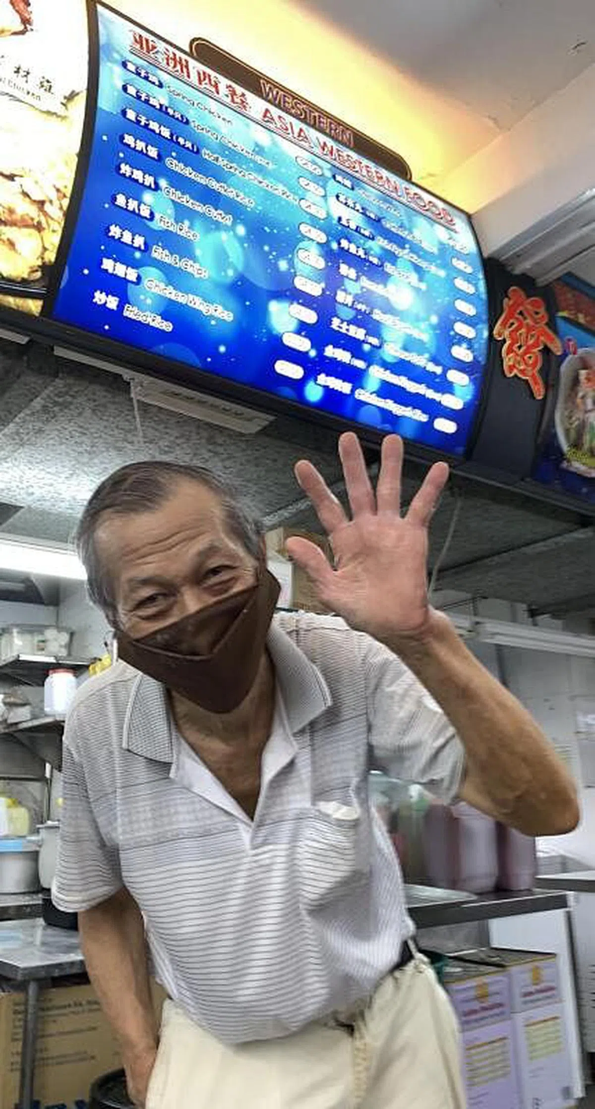 吕亚洲售卖多年西餐价格大众化， 对于熟客光顾多年，表示感激。