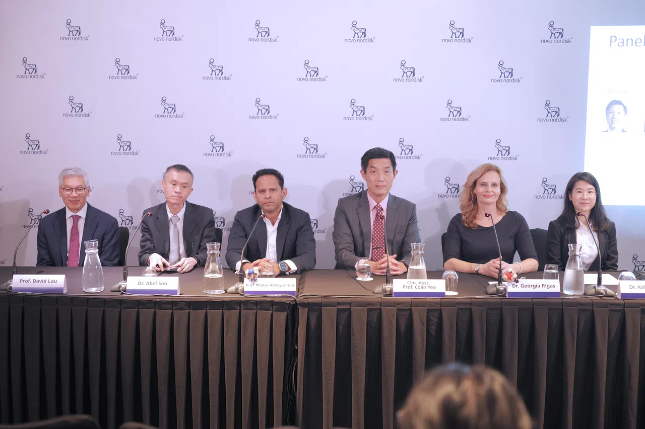 在发布药物的记者会上，新加坡内分泌与代谢学会主席内分泌专科医生苏华逸（左二）、樟宜综合医院心脏科高级顾问医生杨科宁（右三），以及兀兰医疗机构内分泌科顾问医生许惠琳（右一），与来自加拿大和澳大利亚的专家一同讨论肥胖和体重管理相关议题。（诺和诺德主办方提供）