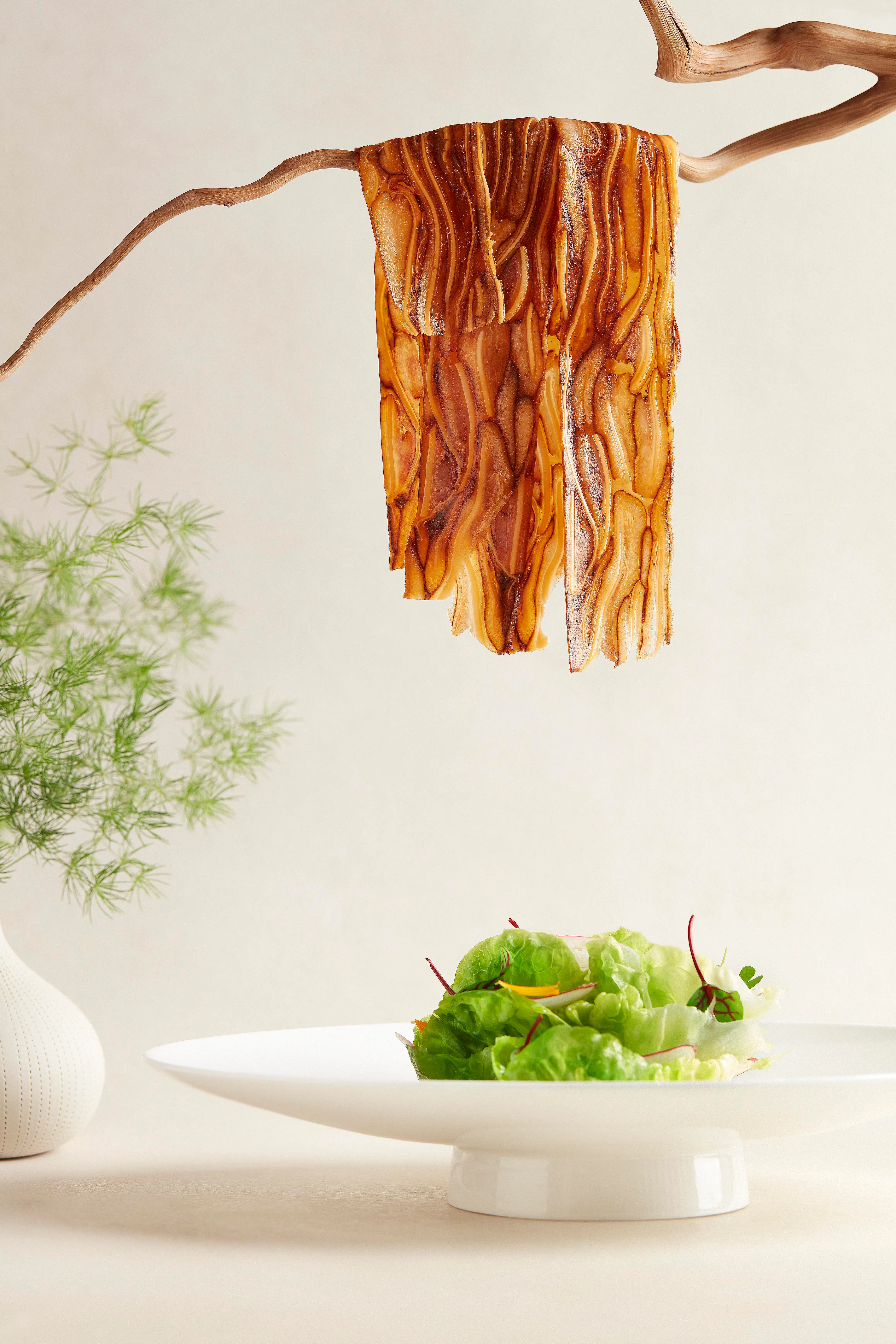 卤猪耳佐以泡椒与黄瓜酱汁，制成砂拉越猪耳冻，别具滋味。（餐馆提供）