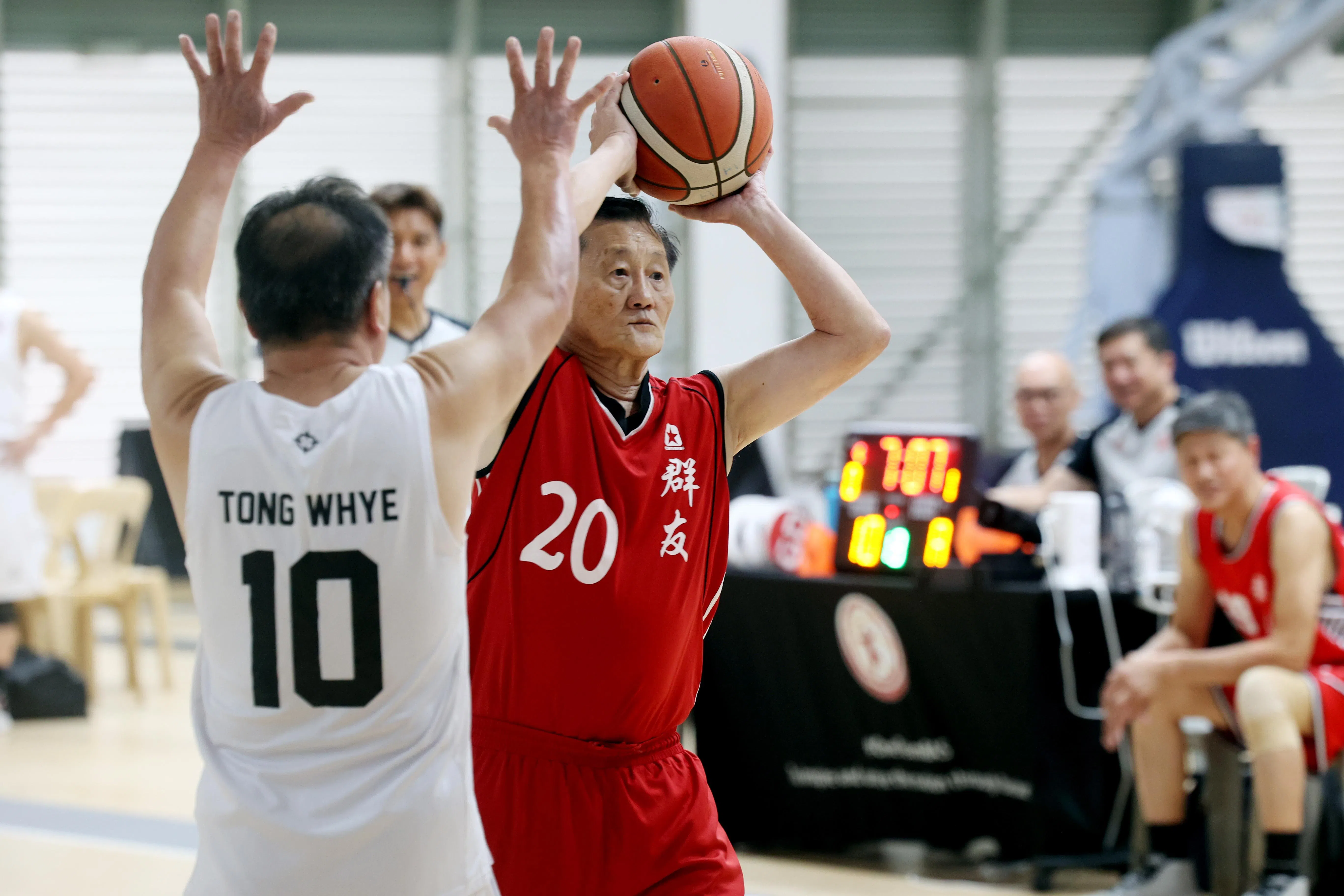 12月27日新加坡篮球运动百年邀请赛，群友队队员柯文辉（20号红色球衣）是当中最年长的球员。（邝启聪摄）