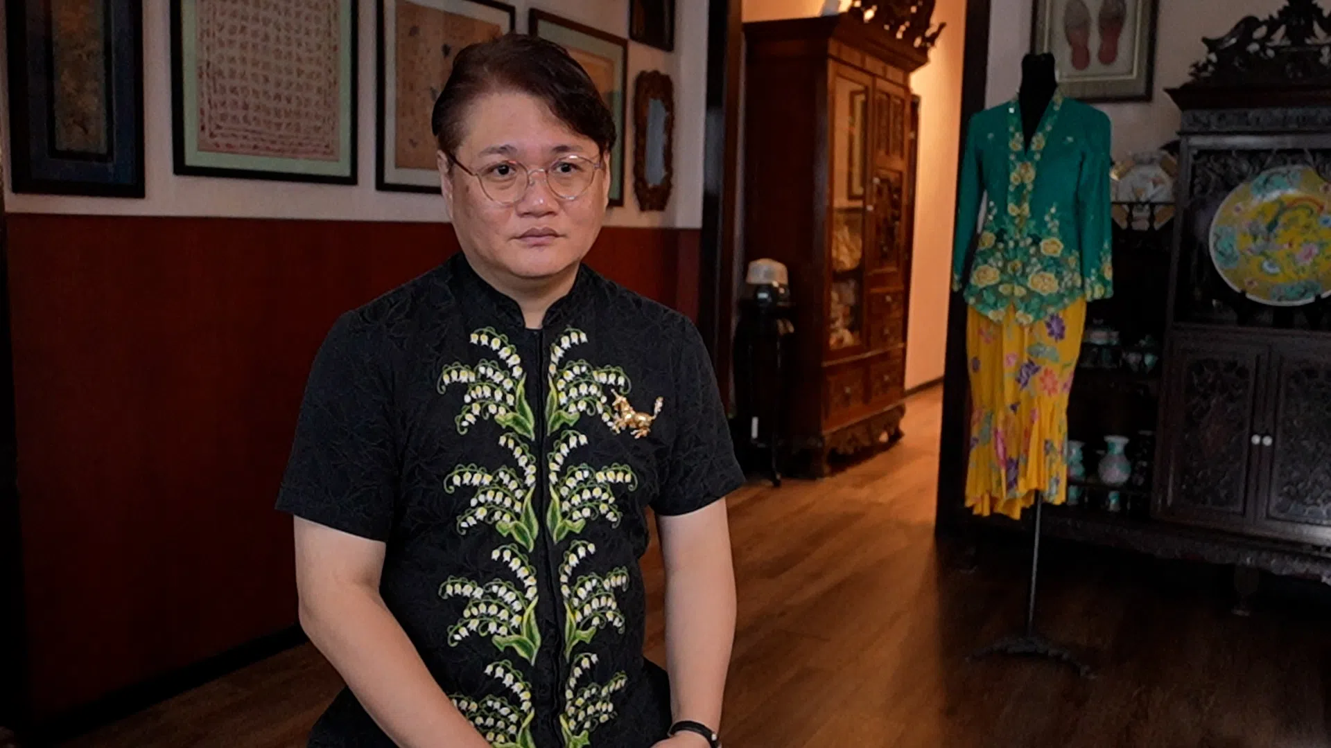黄俊荣从事娘惹珠绣已有20年，他透露，本地的娘惹珠绣手工艺人屈指可数。（视频截图）