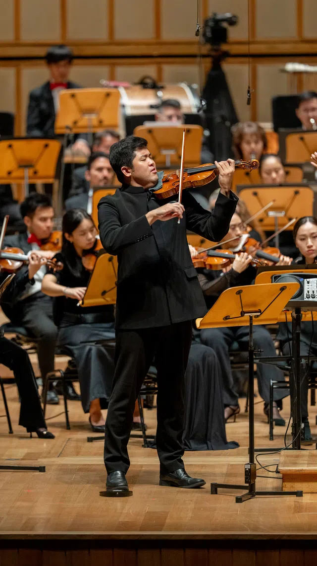 王毓忠在2025年国庆音乐会上与新加坡交响乐团同台，演奏本地作曲家陈灿汶的作品。（Yoricko Liu摄 / 受访者提供）